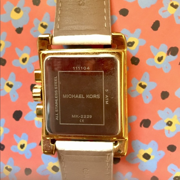 Michael Kors Gold and White Leather Watch - Picture 5 of 5
